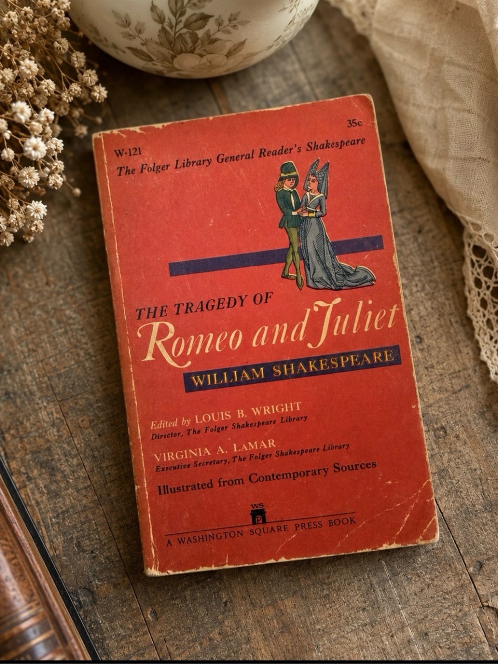 Classic Red Romeo and Juliet Paperback by William Shakespeare